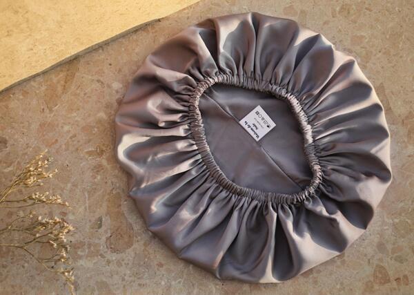 Шапка Боне за къдрава и чуплива коса от веган коприна — оферта от shop.curly.bg