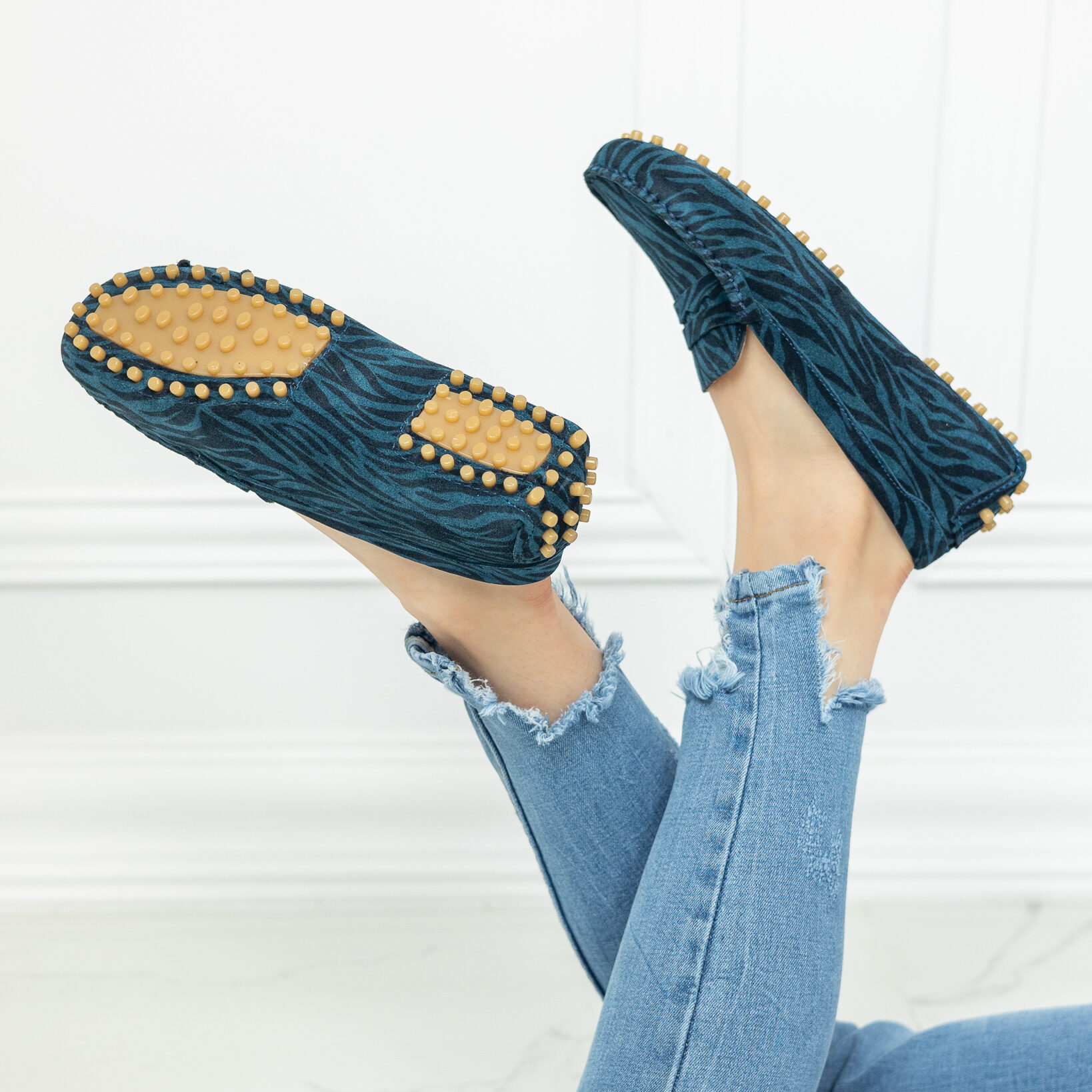 Дамски мокасини от естествен велур с животински принт в синьо — оферта от armadabg.eu